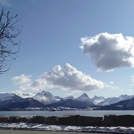 Lovely In With House A Mountain View